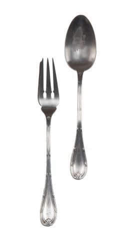 1211.  Lote de tenedor y cuchara para servir de metal plateado, de estilo Luis XVI. Con marcas.Comercializado por Astraín, S. XX.