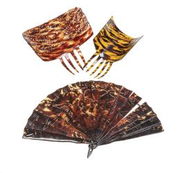 672.  Lote de abanico brisé y dos peinetas de imitación carey.Trabajo español, primera mitad del S. XX.