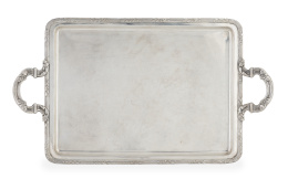 1256.  Bandeja de plata con asas y hojas en el perímetro, comercializada por P. Alvarez, ley 916.Matilde Espuñes, (1909-1950).
