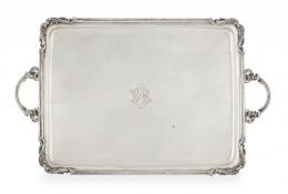 1273.  Bandeja de plata con asas e iniciales grabadas. Comercializada por P. Álvarez, ley 916.Matilde Espuñes (1909-1950).