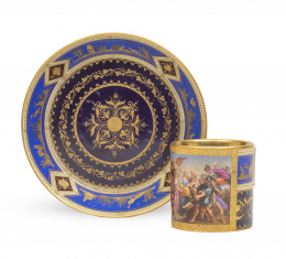 1314.  Taza y plato de porcelana esmaltada y dorada con escena pintada y leyenda en el reverso "Versöhnuny der Römer mit den Sabinern" ("La conciliación de los Romanos con los Sabinos"). Con marca en azul cobalto.Viena, S. XIX.