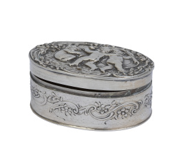 1463.  Cajita de plata con tres puttis con instrumentos en la tapa. Con marcas.S. XX.