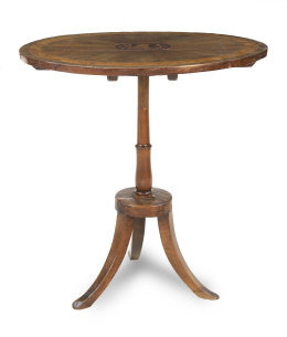 701.  Velador de madera de nogal con marquetería en la tapa con un personaje, sobre pies de trípode.S. XIX.