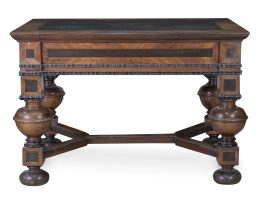 1204.  Mesa de centro de madera de palosanto, madera ebonizada y molduras rizadas.Holanda, h. 1900.