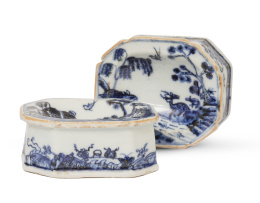 1201.  Pareja de saleros de porcelana esmaltada en azul y blanco de Compañía de Indias.China, dinastía Qing, S. XVIII.