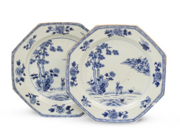 1199.  Pareja de platos ochavados de porcelana esmaltada en azul y blanco de Compañía de Indias.China, S. XVIII.