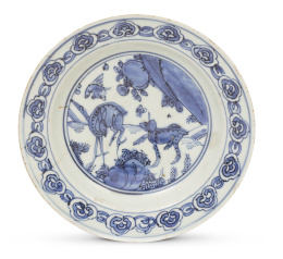 1203.  Plato de porcelana esmaltado en azul y blanco. Con marca en