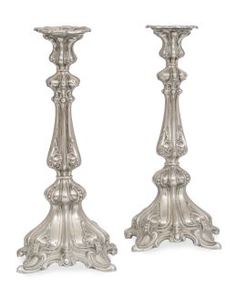 685.  Pareja de candeleros de plata con decoración repujada, ley 800. Con marcas.Alemania, h. 1900.