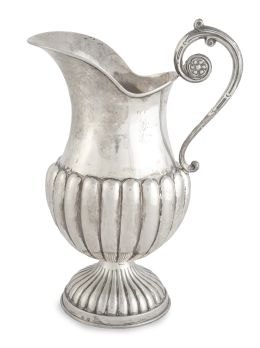 1250.  Jarro de plata gallonado en su color. Con marcas.Montejo, España, S. XX.