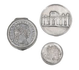 1354.  Lote de tres cajas de plata circulares: una montada con moneda fechada en 1817, una con la Puerta de Alcalá en la tapa, con marcas; y otra con interior vermeille; con marcas.S. XX.