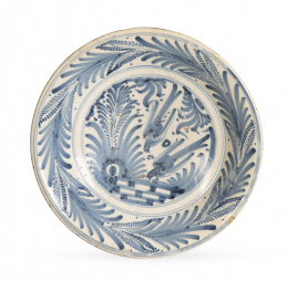 1089.  Plato de cerámica esmaltada de la serie de los helechos.Talavera, S. XVIII.