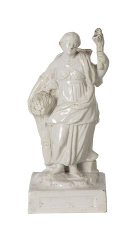 1043.  Alegoría.Figura escultórica de cerámica esmaltada.Alcora, finales del S. XVIII - principios del S. XIX.