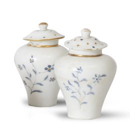 1042.  Pareja de pequeños tibores de porcelana esmaltada con un ramillete de flores.Buen Retiro, (1784-1803).