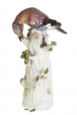 649.  Pájaro comiendo bellotas sobre tronco con insectos.Figura de porcelana esmaltada y dorada. Marcado.Meissen, (1860-1924).