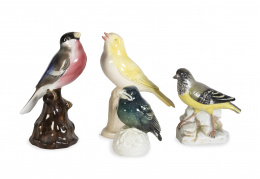 637.  Lote de cuatro pájaros de porcelana esmaltada.Uno con marcas de Roshental, otro con marcas inglesas, S. XX.