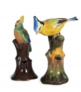 1454.  Dos violeteros de porcelana esmaltada en forma de pájaros sobre troncos. Uno marcado Tuscan China, Inglaterra, S. XX; otro Alemania, S. XX.