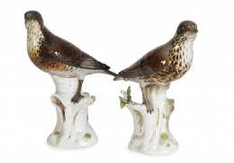 646.  Dos zorzales de porcelana esmaltada. Con marcas en la base.Meissen, (1860-1924).