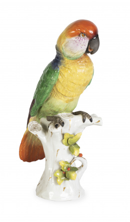 634.  Loro rojo de porcelana esmaltada y dorada. MarcadoAlemania, S. XX