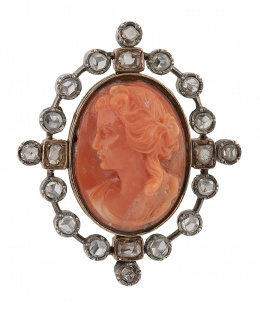 22.  Broche oval de ff S.XVIII con camafeo de dama tallado en coral , orlado de diamantes de talla rosa, y talla rectangular en los puntos cardinales