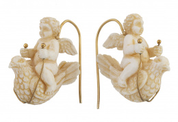 20.  Pendientes largos S. XIX con angelitos cabalgando sobre paloma, realizados en marfil tallado con trabajo de bulto redondo