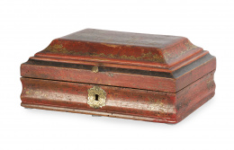 1219.  Caja para pelucas, de madera lacada en rojo y dorada con chinerías.Francia, S. XVIII.