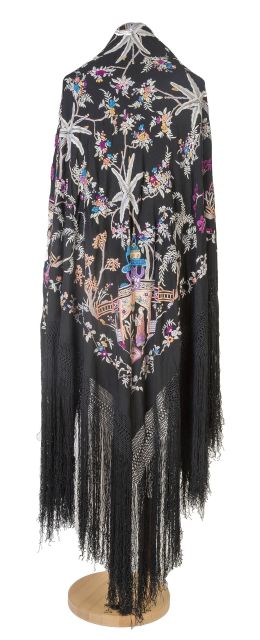 1212.  Mantón de "Manila" en seda negra bordada con hilos de color.Principios del S. XX.