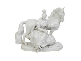 1361.  Figura femenina coronada con caballo de porcelana esmaltada en blanco.Italia, finales del S. XIX.