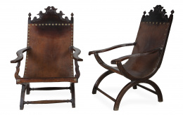 1311.  Pareja de sillas de brazos de piel tachonada y madera tallada.Campeche, Méjico, ff. del S. XVIII.
