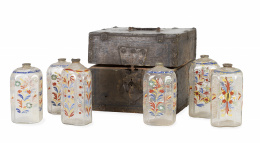 1116.  Caja de madera pintada que contiene seis frascas de vidrio esmaltado de vivos colores.Bohemia, S. XVII.