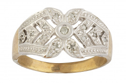 246.  Sortija de frente ancho con flor central con chaton en el centro y decoración calada