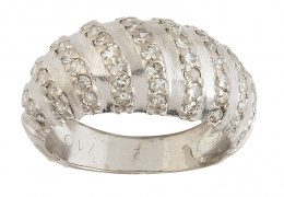 271.  Sortija ancha de frente arqueado con líneas oblícuas de brillantes alternas con bandas de oro mate