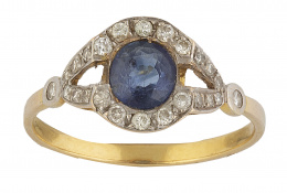 83.  Sortija con zafiro oval central entre dos arcos de brillantes