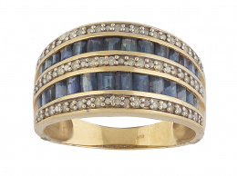 243.  Sortija ancha con dos líneas de zafiros talla carré entre tres líneas de brillantes