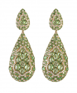 381.  Elegantes pendientes largos con diseño de grandes gotas de tsavoritas de talla oval fantasía, combinadas con brillantes, que penden de gota de menor tamaño