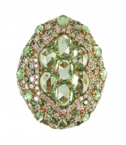 382.  Sortija lanzadera de tsavoritas de talla oval fantasía y brillantes en diseño de gran óvalo bombée