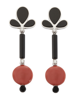 283.  Pendientes largos con botón de coral que pende de trébol de ónix, y brillantes