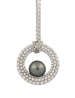 366.  Colgante italiano con aro de pavé de brillantes en cuyo interior apoya una perla negra de Tahití