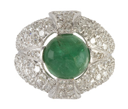 404.  Sortija bombée con cabuchón de esmeralda, entre bandas curvas de pavé de brillantes