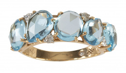 390.  Sortija cintillo de topacios azules ovales de talla fantasía combinados con brillantes