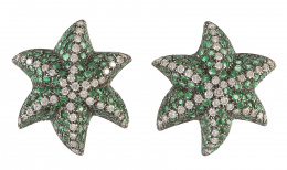 419.  Pendientes estrella de mar cuajados de esmeraldas con línea central de lo brazos de brillantes