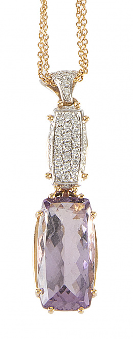 388.  Colgante con amatista de talla fantasía que pende de banda de brillantes en pavé