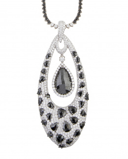 421.  Pendentif de brillantes negros e incoloros, con gran diamante negro colgante como centro de motivo en forma de gota 