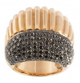 342.  Gran sortija con diseño asimétrico con pavé de brillantes negros y banda gallonada de oro rosa