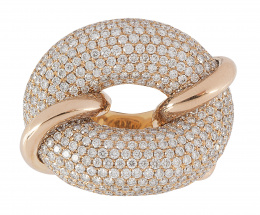 397.  Sortija con gran centro a modo de hebilla de pavé de brillantes formada por banda de sección semicilíndrica, abrazada por los brazos de la montura de oro liso