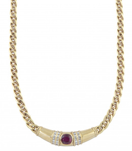 259.  Collar con centro de banda arqueada con rubí de talla oval e intenso color, entre bandas de diamantes talla carré