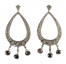 282.  Pendientes largos con diseño de gota calada, con diamantes de talla rosa y esferas facetadas de granates colgantes