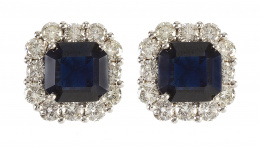 358.  Pendientes con zafiro central orlados de brillantes