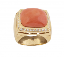 305.  Sortija ancha con gran cabuchón cuadrangular de coral, rodeado por marco cuadrado de brillantes