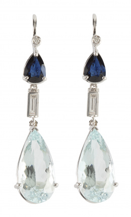 265.  Pendientes largos con  zafiro talla pera del que pende diamante talla baguette y perilla facetada de aguamarina