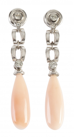 287.  Pendientes largos con perilla de coral piel de ángel colgante de dos brillantes en chatón, y eslabones grandes de oro liso